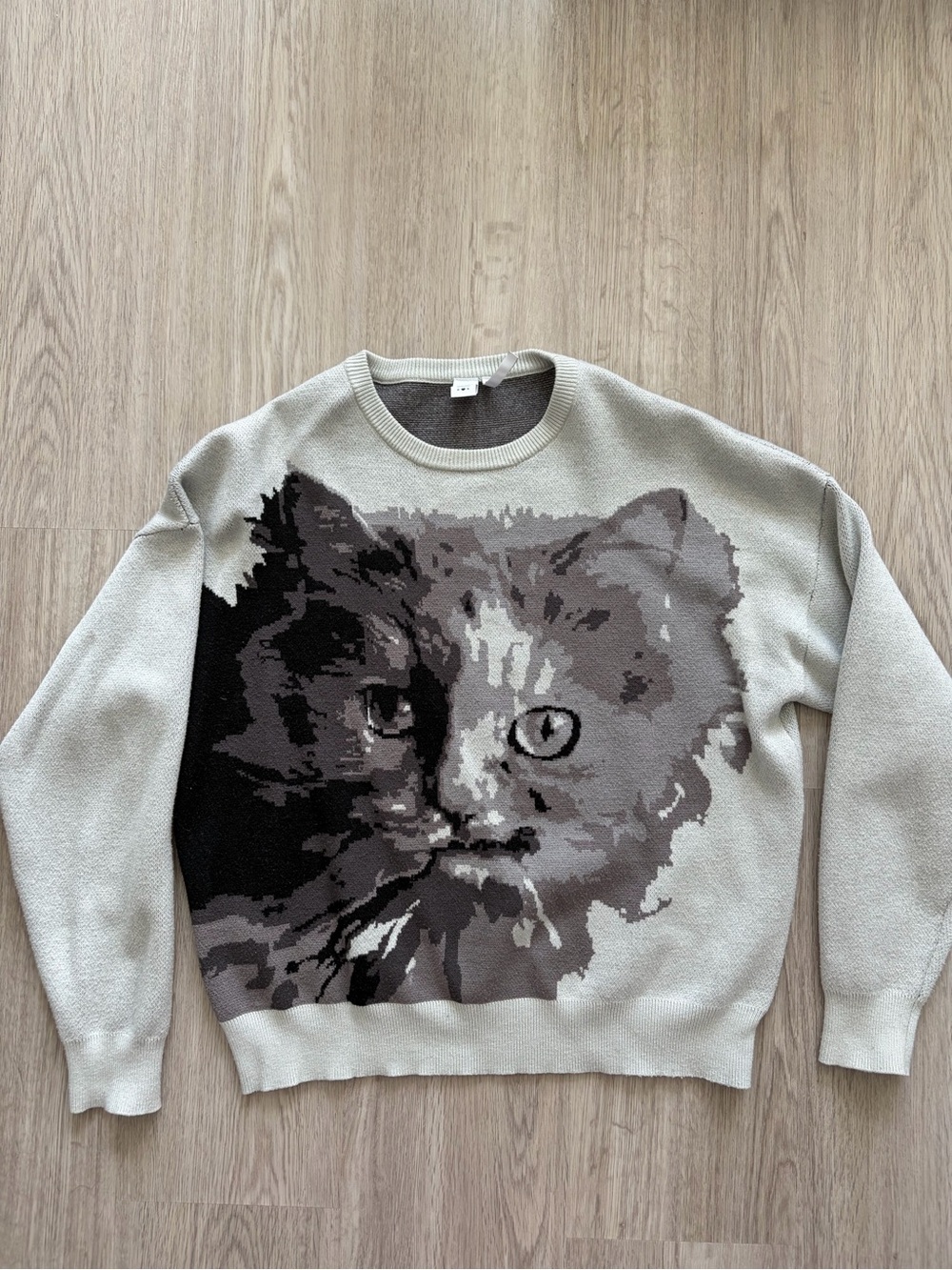 Simons Twik Crewneck Cat Sweater in Light Gray and Charcoal